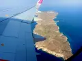 Vista aerea di Lampedusa dall'aereo, con l'ala in primo piano. Un modo per capire come arrivare a Lampedusa.