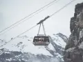 Cabina della funivia in Trentino, sospesa tra cime innevate e rocce imponenti, ideale per muoversi in un paesaggio mozzafiato.