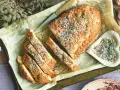 Dolce tipico romagnolo, un ciambellone soffice decorato con zuccherini colorati, pronto per essere gustato.