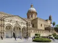 Cattedrale di Palermo, tappa ideale per un tour Italia in auto 7 giorni, con la sua imponente cupola e la piazza animata.