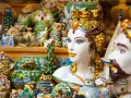 Ceramiche colorate, gufi, teste di moro e vasi: un tripudio di souvenir di viaggio che cattura l'essenza dell'artigianato locale.