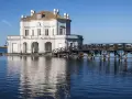 La casa di Pinocchio a Bacoli, un'incantevole palazzina sull'acqua collegata da un ponte di legno.