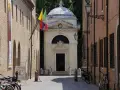 Il Tempio Malatestiano, luogo dove morì Dante Alighieri, con bandiere e biciclette parcheggiate.