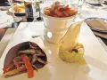 Un assaggio dal bistrot del tempo perduto: frittelle di pesce e verdure, purè di piselli con oliva e un croccante.