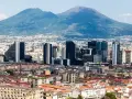 Panorama di Napoli con il Vesuvio sullo sfondo. Un'idea per un itinerario di **Napoli in 3 giorni** tra storia e modernità.