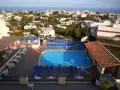 Piscina e lettini prendisole al **hotel tramonto Ischia**, con vista sul mare e sul paese.