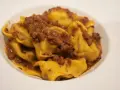 Tortellini fatti in casa con ragù, un classico dei primi piatti romagnoli.