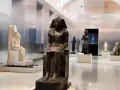 Statue di faraoni nel Museo Egizio di Torino, un viaggio da stazione Torino Porta Nuova tra storia e arte.