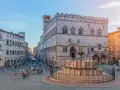 Piazza IV Novembre a Perugia, con la Fontana Maggiore e il Palazzo dei Priori. Un luogo incantevole da scoprire, tra le cose da vedere a Perugia.