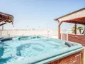 Idromassaggio sul terrazzo dell'hotel Tamanco, con vista sul mare e palme. Relax assicurato!