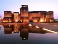Castello illuminato di sera, riflesso sull'acqua. Un luogo magico che evoca il mondo di Fellini.