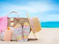 Borsa da spiaggia con asciugamano rosa, infradito colorate, occhiali da sole e cappello di paglia. Ecco cosa portare al mare per una giornata perfetta!
