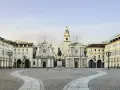 Piazza San Carlo a Torino: un'idea di cosa vedere a Torino in un giorno a piedi, con le chiese gemelle e il monumento equestre.