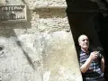 Uomo fuma davanti alla trattoria Angiolino a Lecce.