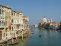 Palazzi storici sul Canal Grande, con la Basilica di Santa Maria della Salute sullo sfondo. Quanti giorni per vedere Venezia? Almeno tre per assaporarla.
