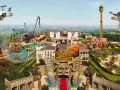 Parco divertimenti con montagne russe, torri panoramiche e attrazioni a tema. Per sapere come arrivare a Cinecittà World da Roma Termini, guarda questo panorama.