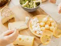 Mozzarella in aereo Ryanair? No, un tagliere di formaggi con palline di mozzarella, pane e vino.