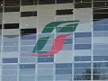 Logo Trenitalia su facciata di vetro. Un'immagine che ricorda il rimborso Trenitalia per ritardi o disservizi.