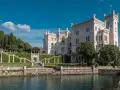Castello di Miramare, un luogo incantevole dove passare un weekend in Italia, affacciato sul mare Adriatico.