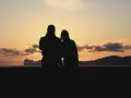 Coppia al tramonto in Sardegna, un'idea perfetta per dove andare in vacanza.