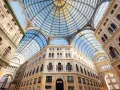 Galleria Umberto I a Napoli, un gioiello architettonico con cupola in vetro. Le differenze con la Galleria Vittorio Emanuele II di Milano sono evidenti nello stile e nei dettagli.