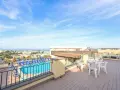 Terrazza con piscina e vista mare a Ischia, perfetta per godersi il tramonto d'oro. Hotel terme Tramonto d'Oro Ischia.