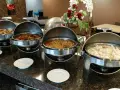 Buffet con piatti caldi, riso e noodles. Un assaggio di mezza pensione significato, un pasto completo per iniziare la giornata.