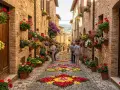 Un suggestivo tour Umbria 3 giorni tra vicoli fioriti e tappeti di petali.
