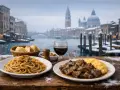 Un assaggio di piatti tipici veneziani con spaghetti e spezzatino, sullo sfondo di un Canal Grande innevato.