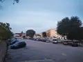 Ampio parcheggio a Matera, con molte auto parcheggiate in file ordinate. Ideale per chi cerca dove parcheggiare a Matera.