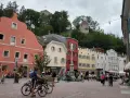 Passeggiata e biciclettate tra le case colorate e i castelli di Brunico. Tante cose da fare a Brunico, tra cui esplorare la piazza e i dintorni.