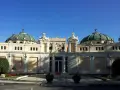 Grand Hotel, un'icona del centro storico di Fiuggi, con le sue cupole verdi e l'architettura imponente sotto un cielo azzurro.