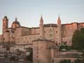 Un imponente palazzo rinascimentale domina il paesaggio, perfetto per un weekend nel centro Italia.