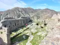 Esplorazione di antiche rovine siciliane, perfette per le gite domenicali in Sicilia. Montagne sullo sfondo.