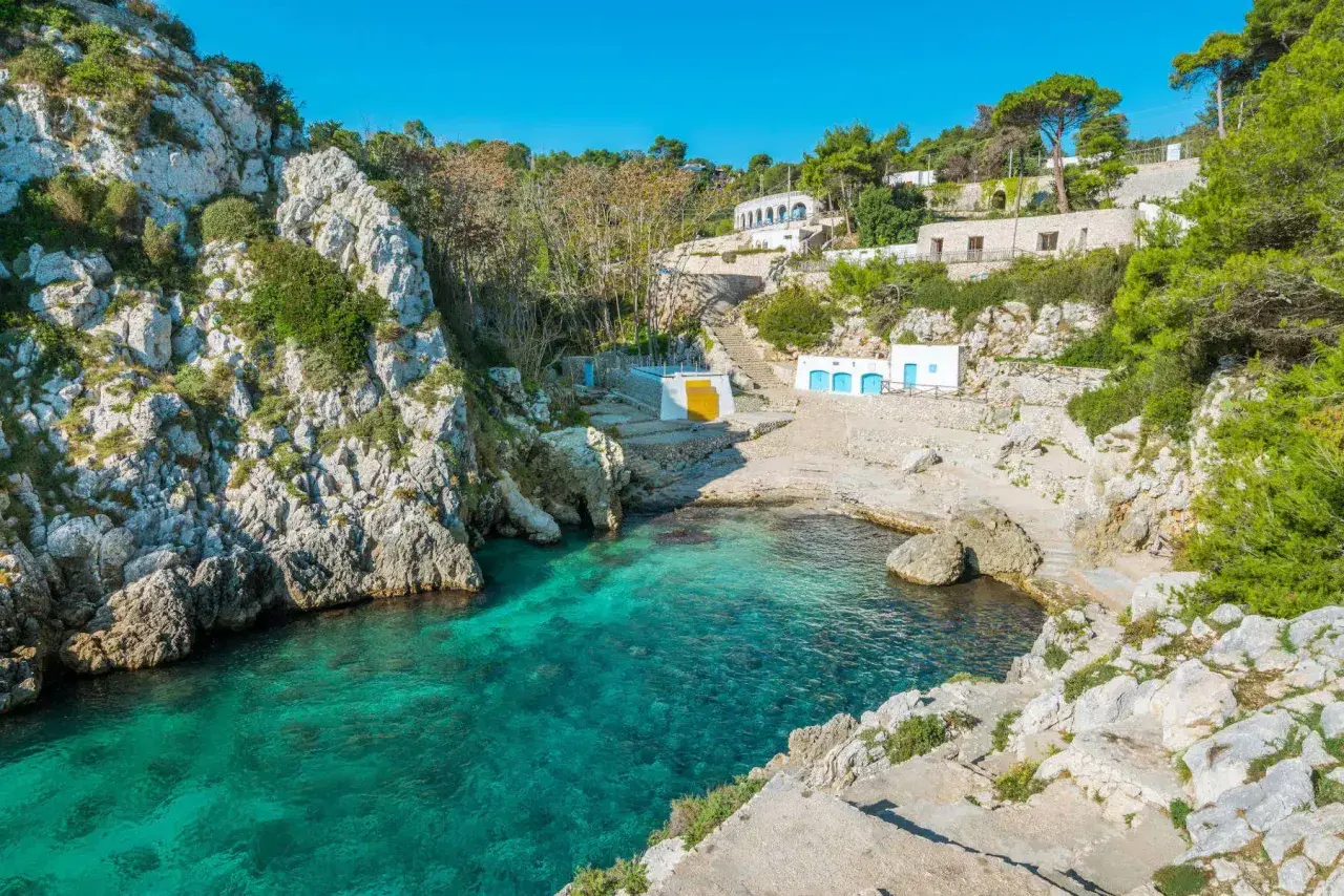 Baia con acque cristalline e case bianche, perfetta per un tour della Puglia in 5 giorni.