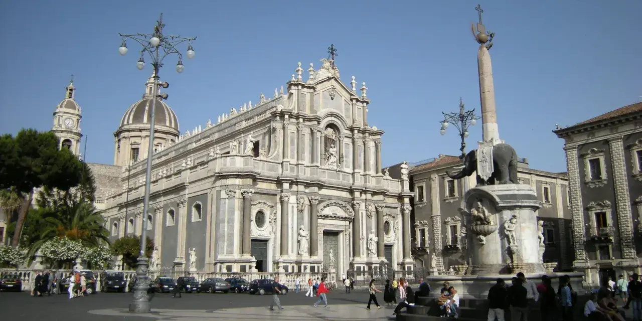 Piazza del Duomo a Catania, con la cattedrale e l'elefante, un luogo perfetto per festeggiare il capodanno con i bambini.