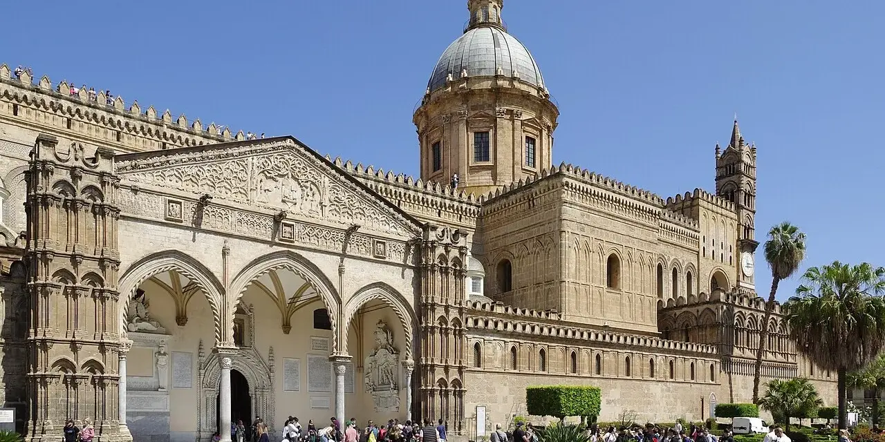 Cattedrale di Palermo, tappa ideale per un tour Italia in auto 7 giorni, con la sua imponente cupola e la piazza animata.