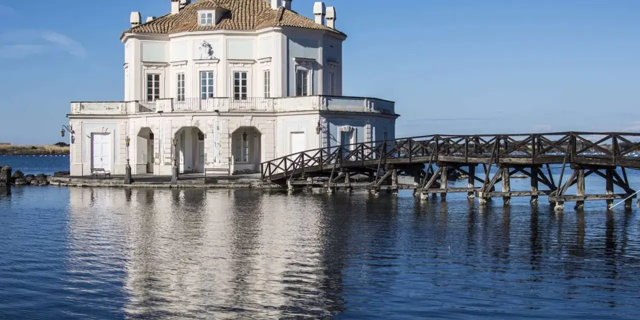 La casa di Pinocchio a Bacoli, un'incantevole palazzina sull'acqua collegata da un ponte di legno.