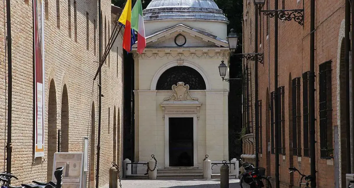 Il Tempio Malatestiano, luogo dove morì Dante Alighieri, con bandiere e biciclette parcheggiate.