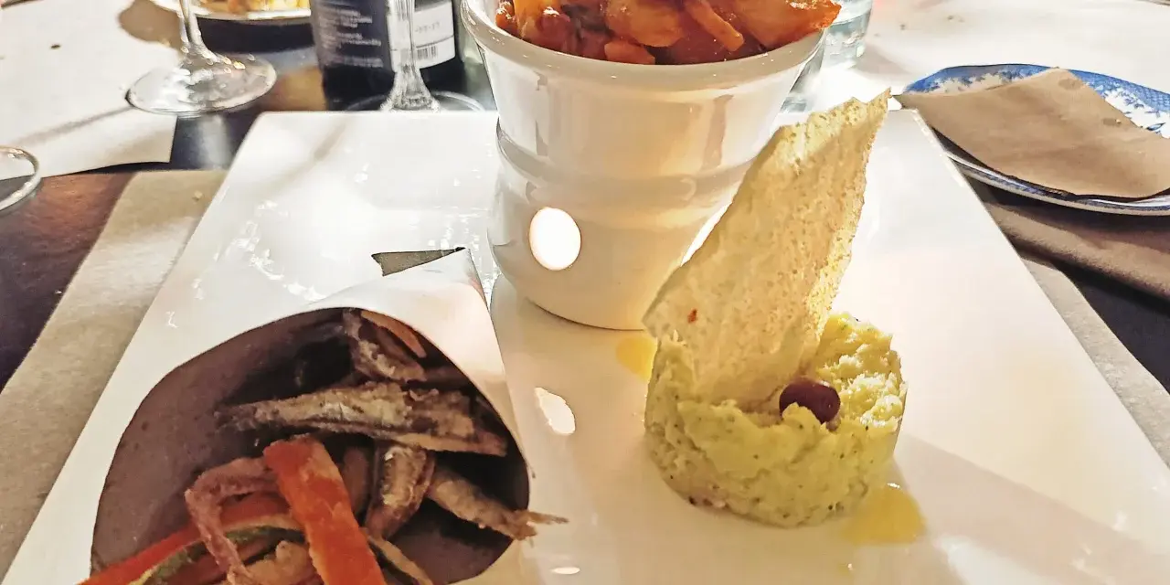 Un assaggio dal bistrot del tempo perduto: frittelle di pesce e verdure, purè di piselli con oliva e un croccante.