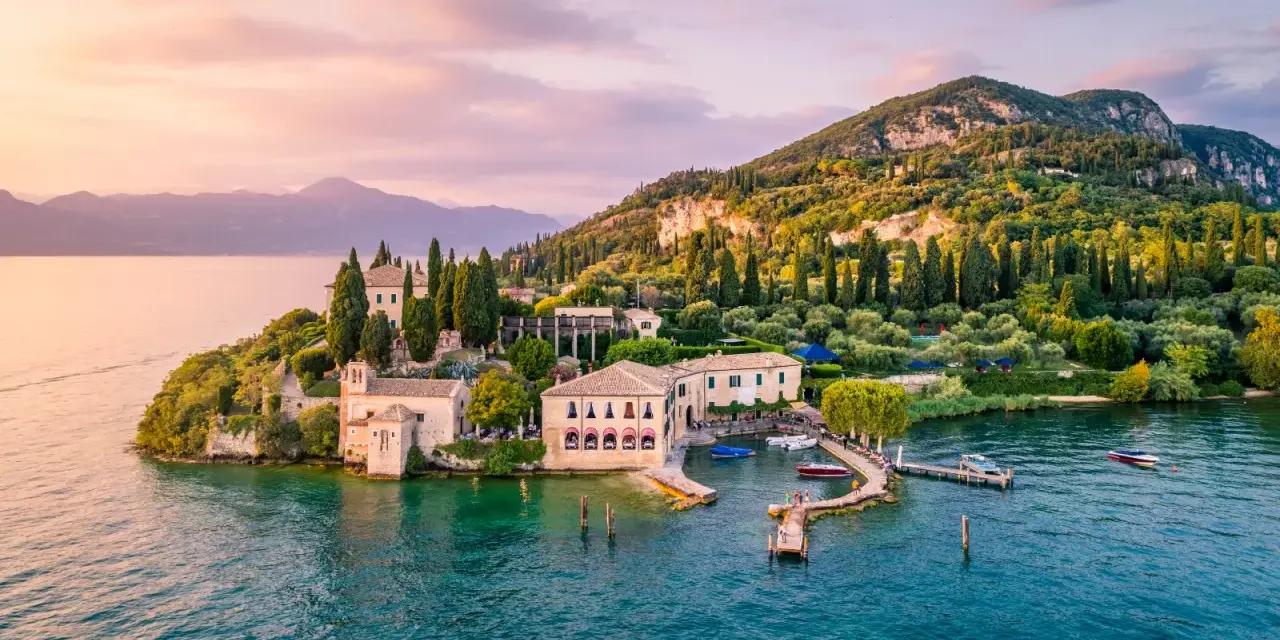 Un'isola incantevole sul Lago di Garda, perfetta per chi cerca dove dormire. Ville storiche, uliveti e un tramonto mozzafiato.