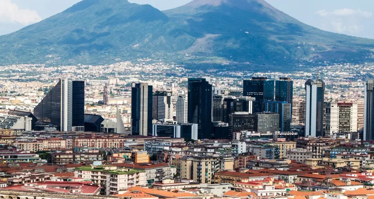 Panorama di Napoli con il Vesuvio sullo sfondo. Un'idea per un itinerario di **Napoli in 3 giorni** tra storia e modernità.