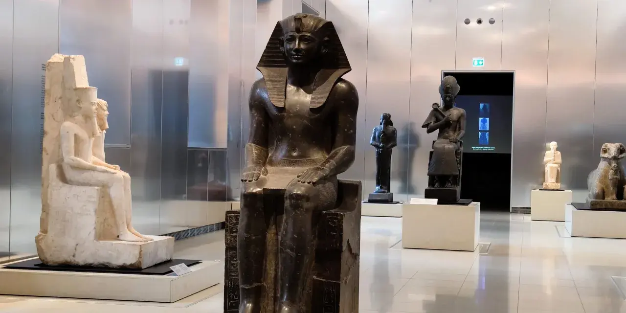 Statue di faraoni nel Museo Egizio di Torino, un viaggio da stazione Torino Porta Nuova tra storia e arte.