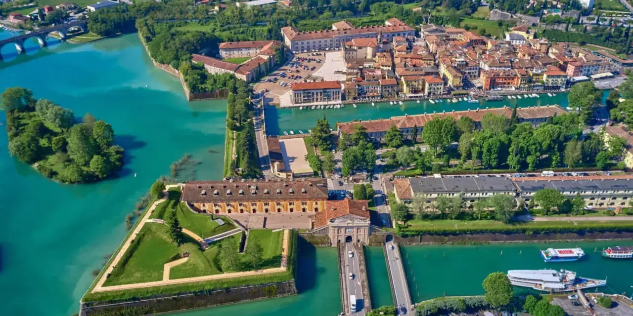 Peschiera del Garda: fortezza veneziana, canali azzurri e un borgo storico. Cosa vedere a Peschiera del Garda? Un gioiello sul lago.