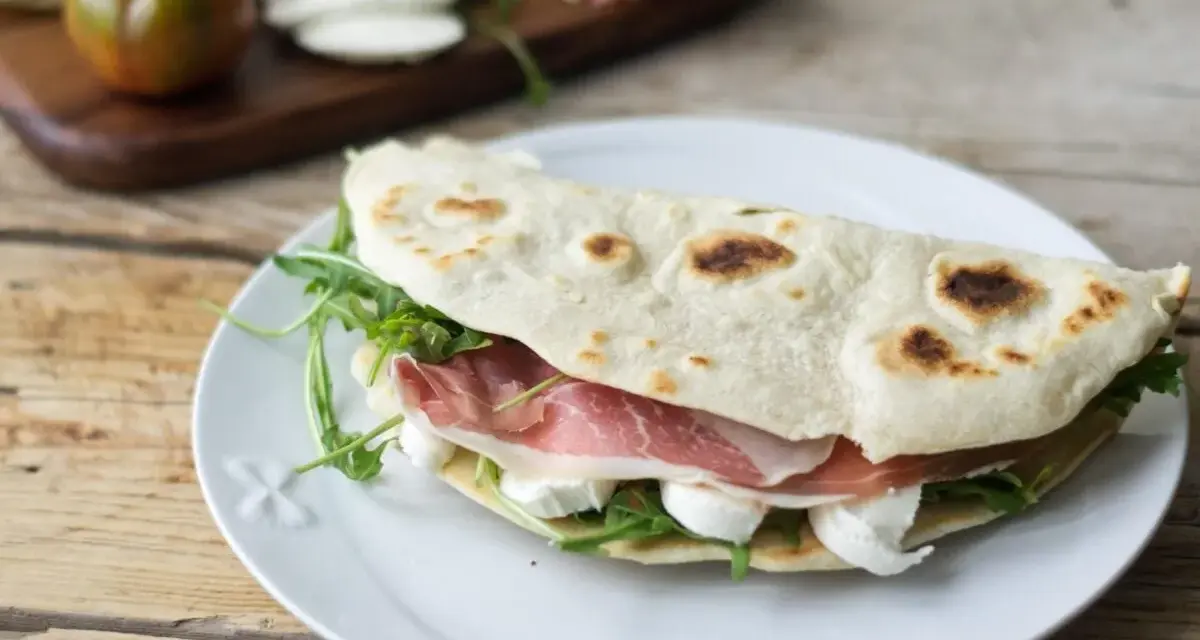 Piadine particolari con prosciutto crudo, mozzarella e rucola, un classico romagnolo pronto per essere gustato.