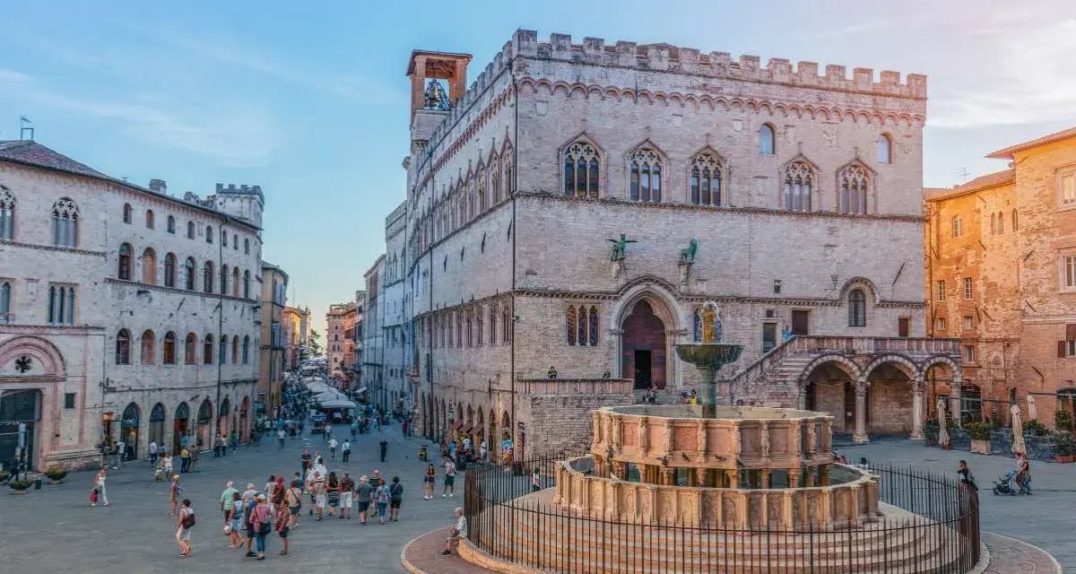 Piazza IV Novembre a Perugia, con la Fontana Maggiore e il Palazzo dei Priori. Un luogo incantevole da scoprire, tra le cose da vedere a Perugia.