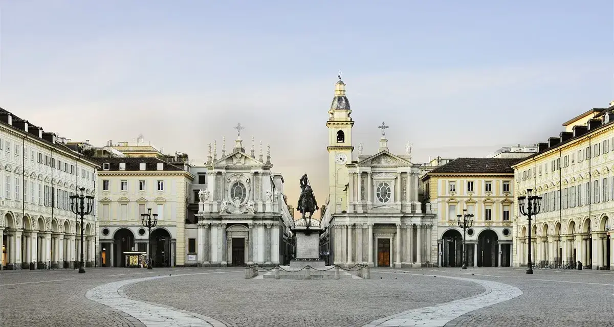 Piazza San Carlo a Torino: un'idea di cosa vedere a Torino in un giorno a piedi, con le chiese gemelle e il monumento equestre.
