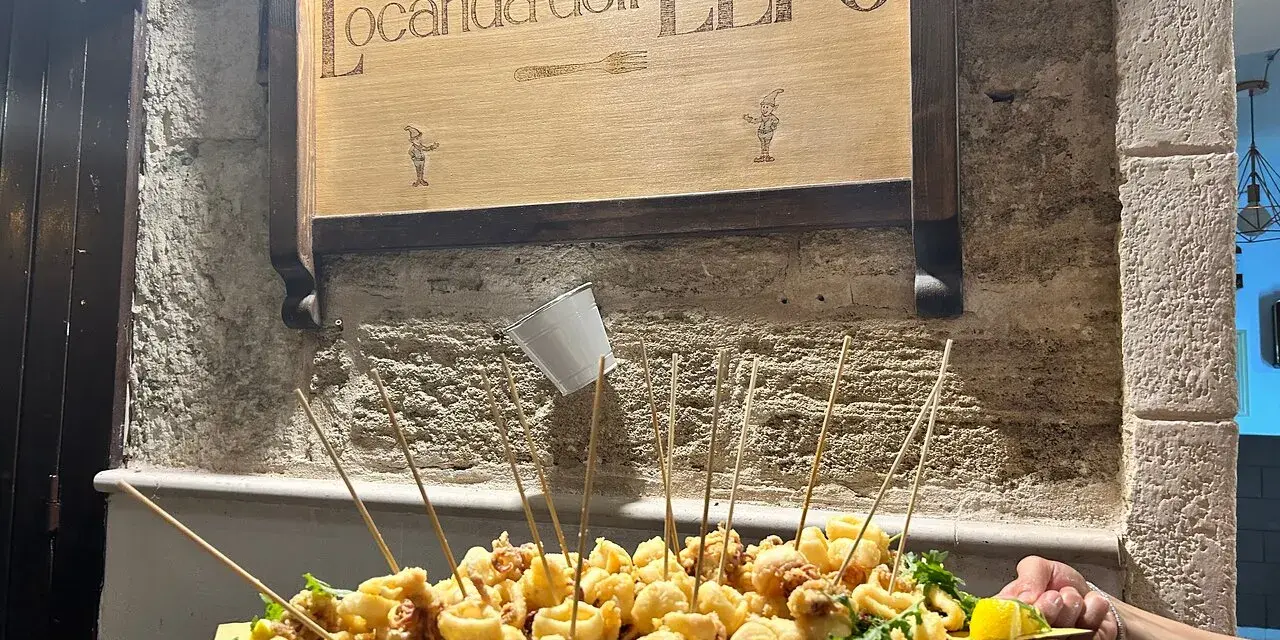 Un piatto di fritto misto, pronto per essere gustato, sotto l'insegna "Locanda dell'Elfo". Le recensioni di la locanda dell'elfo promettono delizie!