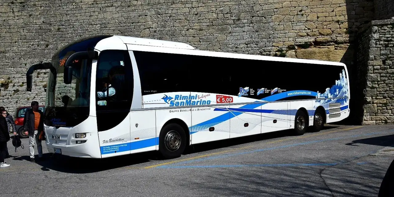 Autobus bianco con grafica blu "Rimini San Marino Bus Express". Un viaggio da Rimini a Comacchio? Questo bus è pronto!