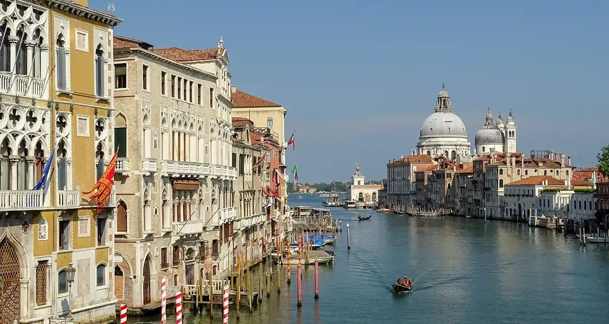 Palazzi storici sul Canal Grande, con la Basilica di Santa Maria della Salute sullo sfondo. Quanti giorni per vedere Venezia? Almeno tre per assaporarla.